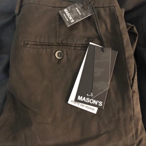 Chinos / byxor  - Säljes  Helt nya  Byxor / chinos  Mason.s  Storlek 46