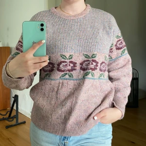 Vintage stickad 🍓 - Mysig stickad tröja med urgulligt unikt mönster, sitter mer som en oversized S än M skulle jag säga ☕️