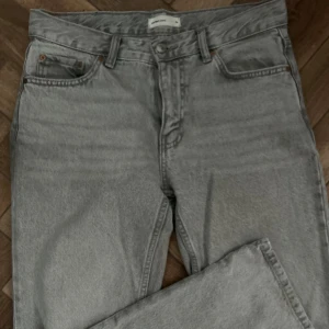 Gråa gina tricot jeans - Ett par skit snygga och sköna jeans från gina tricot! De har inga defekter och är perfekt i längd på mig som är ca 170cm! 