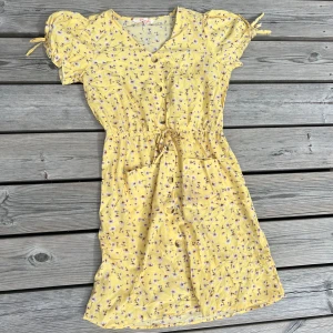 Gul blommig sommarklänning  - Mycket bra skick S