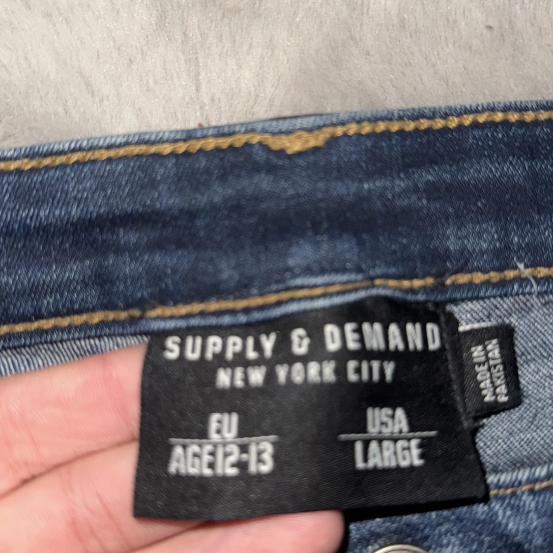 Helt nytt skicka bara en tandkräm fläck som går och tvätta bort i tvätten allt annat är som nytt skick. Köptes på Jd för 350 . - 90