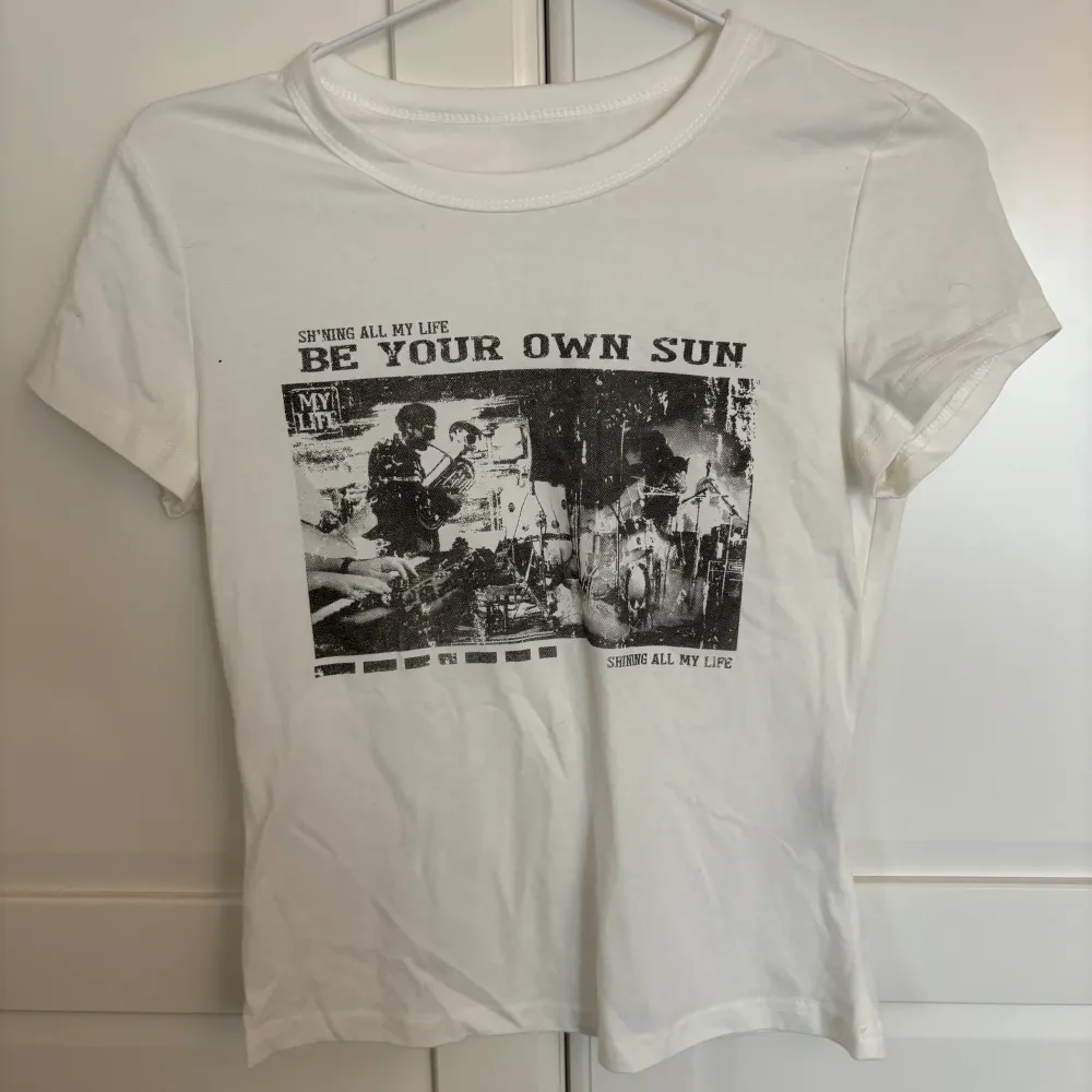 Snygg vit t-shirt med ett tryck där fram!😍använd ett fåtal gånger.. T-shirts.