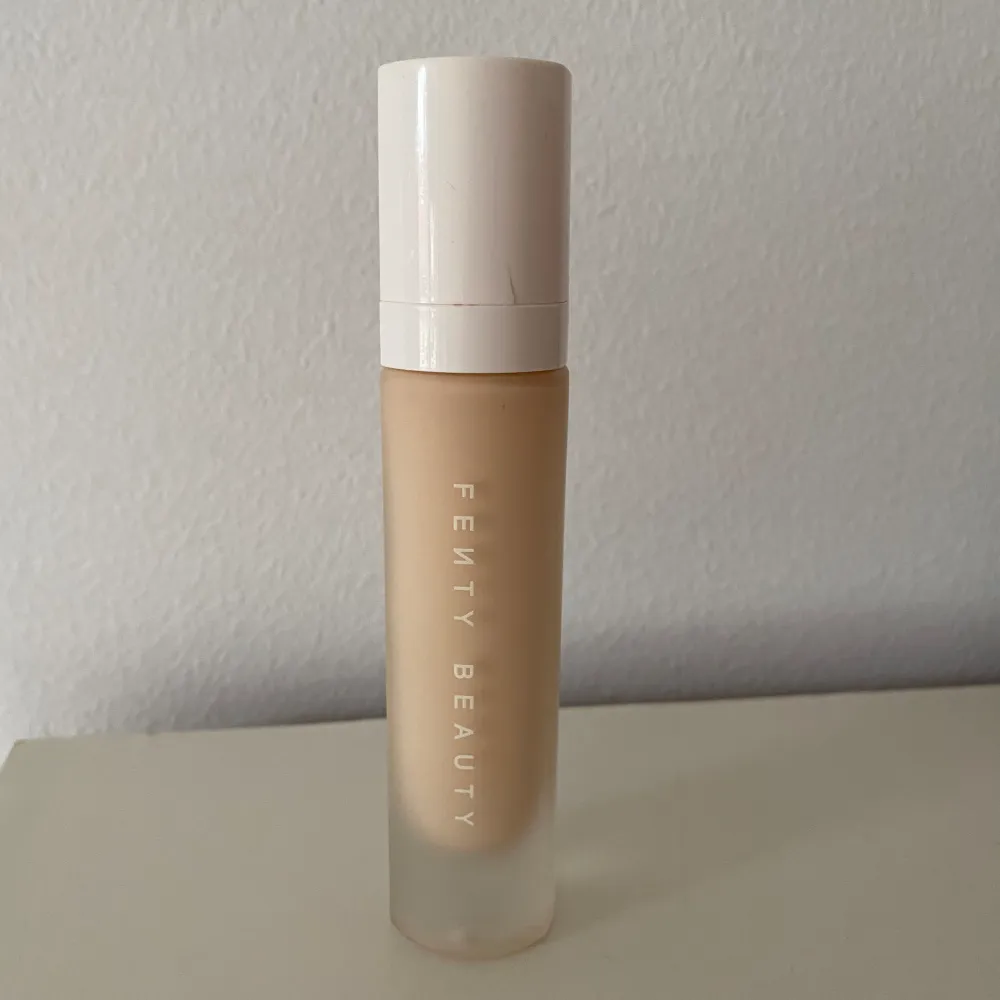 Pro Filt’r Soft Matte Longwear Foundation från Fenty Beauty  Färg/nyans: 120 Mängd: 32 ml Använd endast 1 gång, ca 97% kvar i flaskan Locket  har gått sönder lite men påverkar inte funktionen, se bild  Nypris: 530:- hos Kicks. Skönhet.