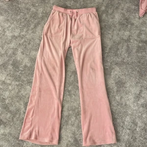 Juicy couture byxor - Juicy couture byxor. Nyskick inga fläckar, använda kanske 3 gånger💗storlek 13 år. Skriv om du vill köpa de för mindre❤️