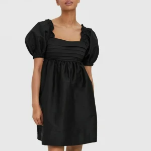 klänning  - Använd en gång och jättebra skick! Super söt liten klänning. Pris går alltid att diskuteras👍🏻 köpt för 600kr