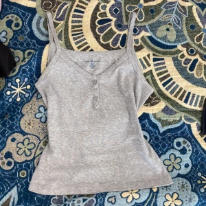 Grått Brandy linne - Söt brandy linne som nytt, nästan aldrig använd och i väldigt vara skick! Skriv för mer!:)