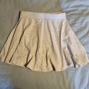 Grå tenniskjol - Säljer denna gråa tenniskjol i storlek 130 från Lager 157. Stretchigt material så passar säkert större storlekar. Kontakta vid frågor eller liknande. 💞Kan tänka mig att sänka pris vid snabb affär. 🫶