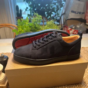 Christian loubiten - Säljer nu dessa feta loubs  jag har själv restorerar  dem till nyskick Efter restorationen har jag andvänt dem några gånger vid fina tillfällen då jag vill lyxa till det. Nypris 9000kr Mitt pris 2600kr Dm vid mer frågor eller bilder😊 