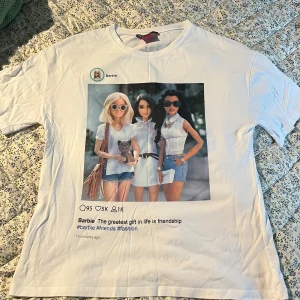 T-shirt med Barbie - T-shirt med Barbietryck från Zara💕 Fint skick! Jag är S så denna ger en perfekt oversized look :)