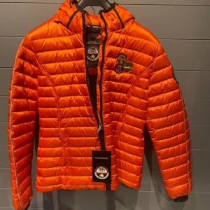 Napajiri Jacka - Hej, säljer min Napajiri jacka då den inte blir använd längre. Storlek L. Original pris 4500kr mitt pris 2800kr. Vid några frågor eller funderingar hör gärna av er.