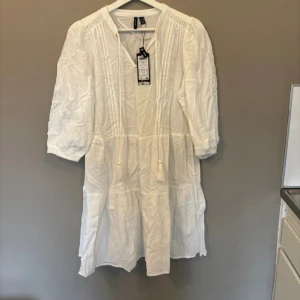 Sommarklänning  - Helt ny sommarklänning med trekvartsärm från vero Moda som tyvärr var för stor för mig💗alla lappar är kvar! Nypris: 299kr