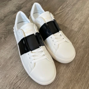 Valentino Open - Säljer ett par riktigt snygga och trendiga valentinos. Storlek 44 och 10/10 skick. Skickas samma dag som beställning och kan gå ner i pris vid snabbt köp