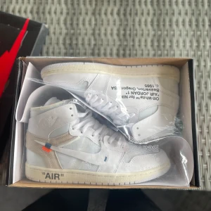 Jordan 1 x off white - Dessa har iprincip aldrig används  Köptes för ja tyckte de va coola men använde de aldrig  Skick 10/10 nyskick  Måste bort  🐼