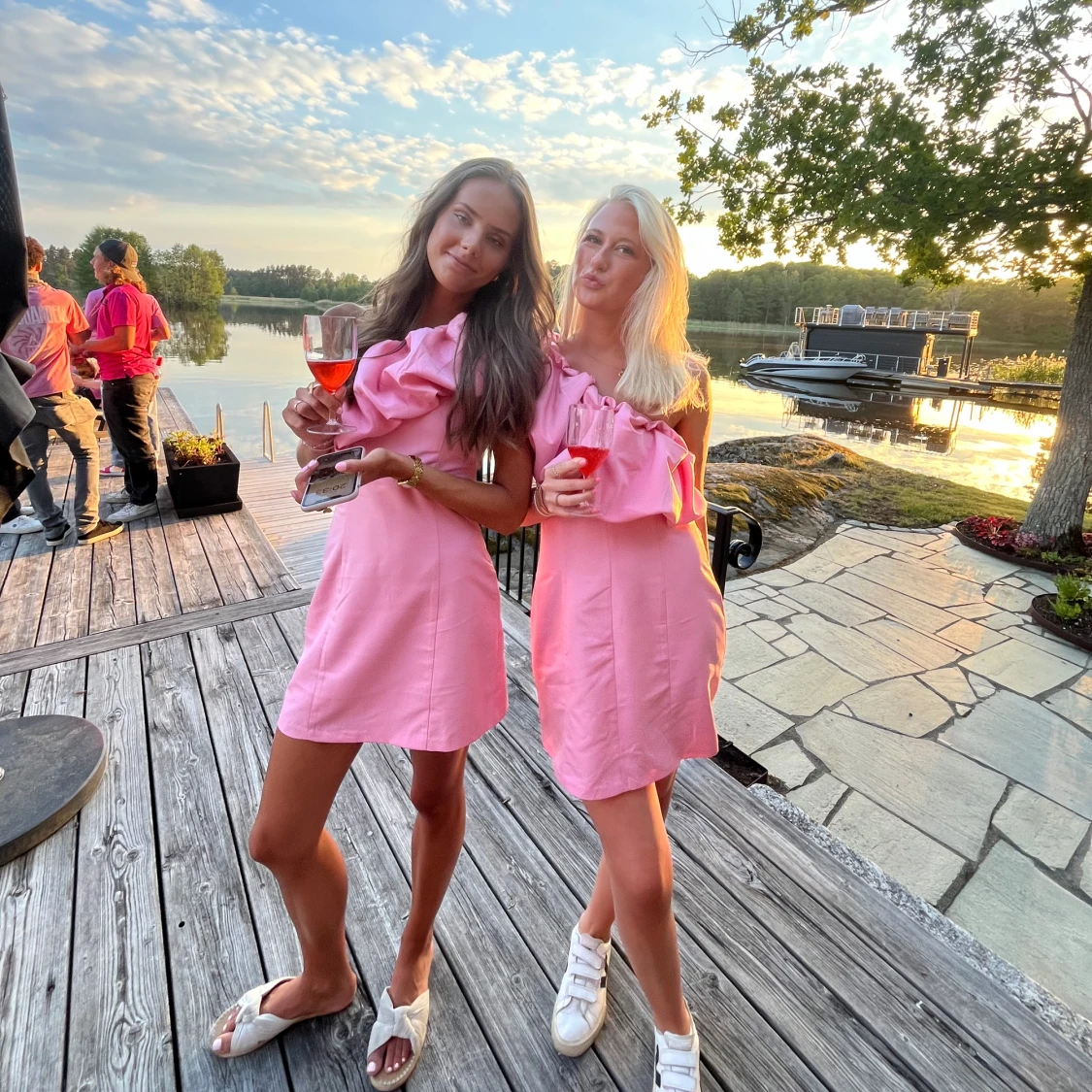 Rosa One shoulder klänning