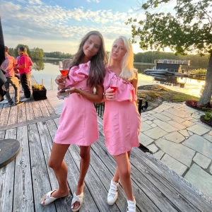 Rosa One shoulder klänning - Sparsamt använd och i fint skick. Slutsåld S! 