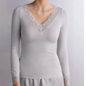 Grå bluss intimissimi - Grå blå bluss från intimissmi använde få gånger och i mycket bra skick. Strlk M, 350kr.