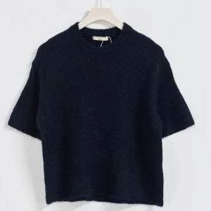 Stickad t-shirt - Bra skick,knappt använd för att jag köpte fel storlek 