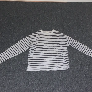 Randig långärmad  - Randig långärmad Stockholmsstil tröja! As snygg men knappt använd av mig pga att den inte riktigt är min stil. Skriv vid frågor🩷