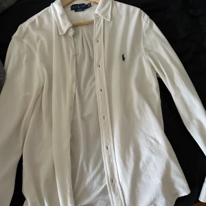 Ralp Lauren linne-Skjorta - Hej  Säljer min Ralph lauren linne-skjorta då den inte passar mig, storlek M. Säljer för 1450kr då nypris är 2000kr. Priset kan diskuteras vid snabbare affär