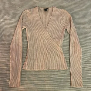 Stickad beige tröja - Jättefin stickad tröja. Aldrig använd. Inga defekter förekommer. Storlek S men passar även XS. Köpare står för frakt.