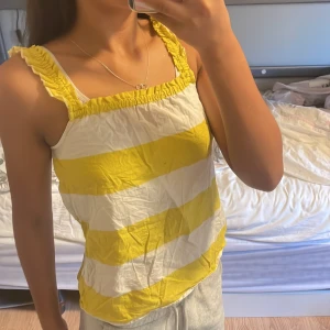 Sommar topp - Jättefin topp som sitter som en XS! Inga hål/fläckar Skriv vid funderingar!