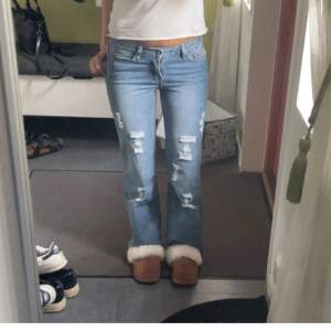 Fina lågmidjade jeans med hål, midjemått:37cm & Innerbenslängd:77cm. Den första och sista bilden är ifrån hon jag köpte jeans av, säljer då dom inte passade mig. Skriv privat för flera bilder/frågor🙏🏻