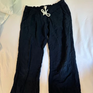 Roxy linnebyxor  - Säljer då dom tyvärr blivit för korta för mig. Använd ett par gånger men fortfarande väldigt fina i skicket. Köparen står för frakten 💕💕 vid snabb affär går priset att diskutera. 