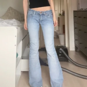 Low bootcut jeans - Ett par jättesnygga jeans, säljer pga att de är förstora i midjan och längden. Ingen defekt utom att dragkedjan syns lite ibland (se bild 3). De har även ett hål nedanför knät men det är inget som syns, skriv för bilder.  Högst bud får dem ❤️