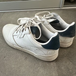 Adidas retro golfskor - Najs golfskor från adidas i stl 40, men skulle säga de sitter som 39. Använda genom 18 hål av spöregn så de ser rätt tilltufsade ut, hade behövt lite kärlek. Annars i fint skick och bekväma (dock små på mig)