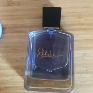 Rasasi Shuhrah - Säljer min Rasasi Shuhrah, den är knappt använd om är i 90 ml.