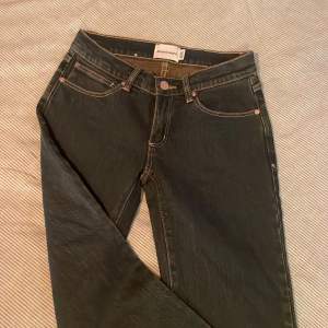 Assnygga Abrand jeans i en jättefin marinblå färg. Använda fåtal gånger. Inga defekter förekommer. Storlek 28. Köpare står för frakt. Nypris är 1100kr men jag säljer för 800kr.