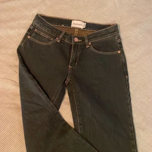 Abrand Jeans - Assnygga Abrand jeans i en jättefin marinblå färg. Använda fåtal gånger. Inga defekter förekommer. Storlek 28. Köpare står för frakt. Nypris är 1100kr men jag säljer för 800kr.