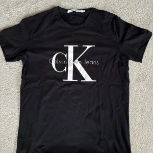 Calvin Klein t-shirt - Tjena, säljer min snygga Calvin Klein tröja då den inte kommer till användning. Tröjan är i storlek M och sitter väldigt bra. Vid andra frågor eller funderingar så är det bara att höra av dig.