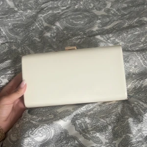 Liten väska - Säljer min balväska som är super fin men inte kommer komma mer till användning! 