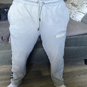 Hoodrich byxor - Gråa hoodrich byxor storlek L. Bra skick men lite knoppar vid fötterna ungefär.Köpt på JD sports för ca 650kr