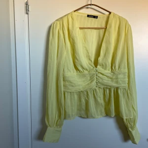 Gul blus - Härlig gul sommarblus. 