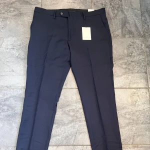 These glory days kostymbyxor - Tja säljer ett par helt nya These Glory Days kostymbyxor med lapparna kvar. Säljer då dem är lite för korta för mig, tror de passar bättre på någon som är runt 185! Vid frågor om mått eller liknande är det bara att skicka ett meddelande! Nypris 999kr