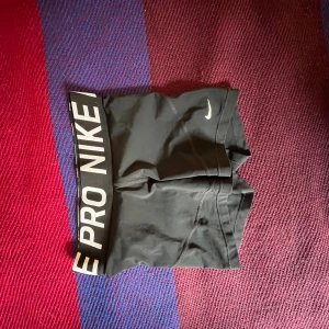 Nike pro shorts - Knappt använda