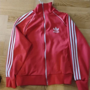 Adidas WCT munkjacka med dragkedja storlek m - Fin röd vit Adidas munkjacka med dragkedja