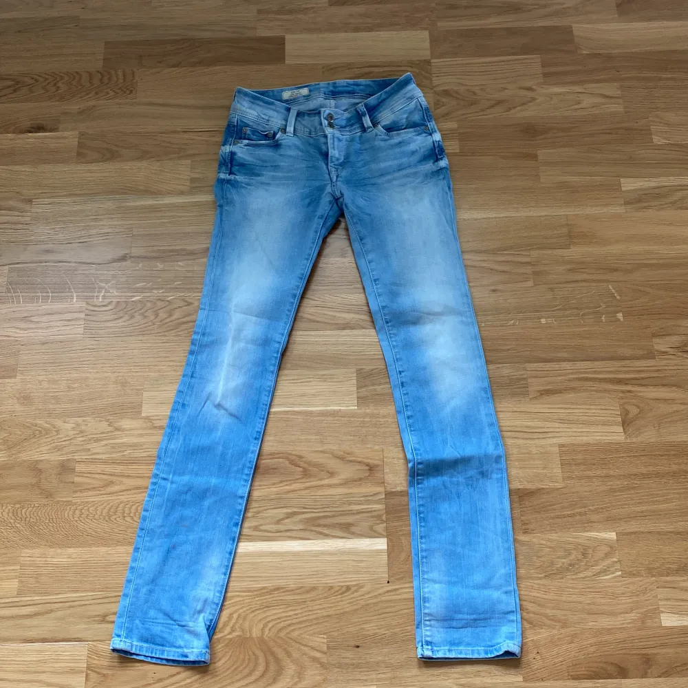 Ett par Low waist pepe jeans. De är slim fit och har straight leg. De är i jättebra skick, dvs inga defekter. Skriv privat för mer info❤️. Jeans & Byxor.