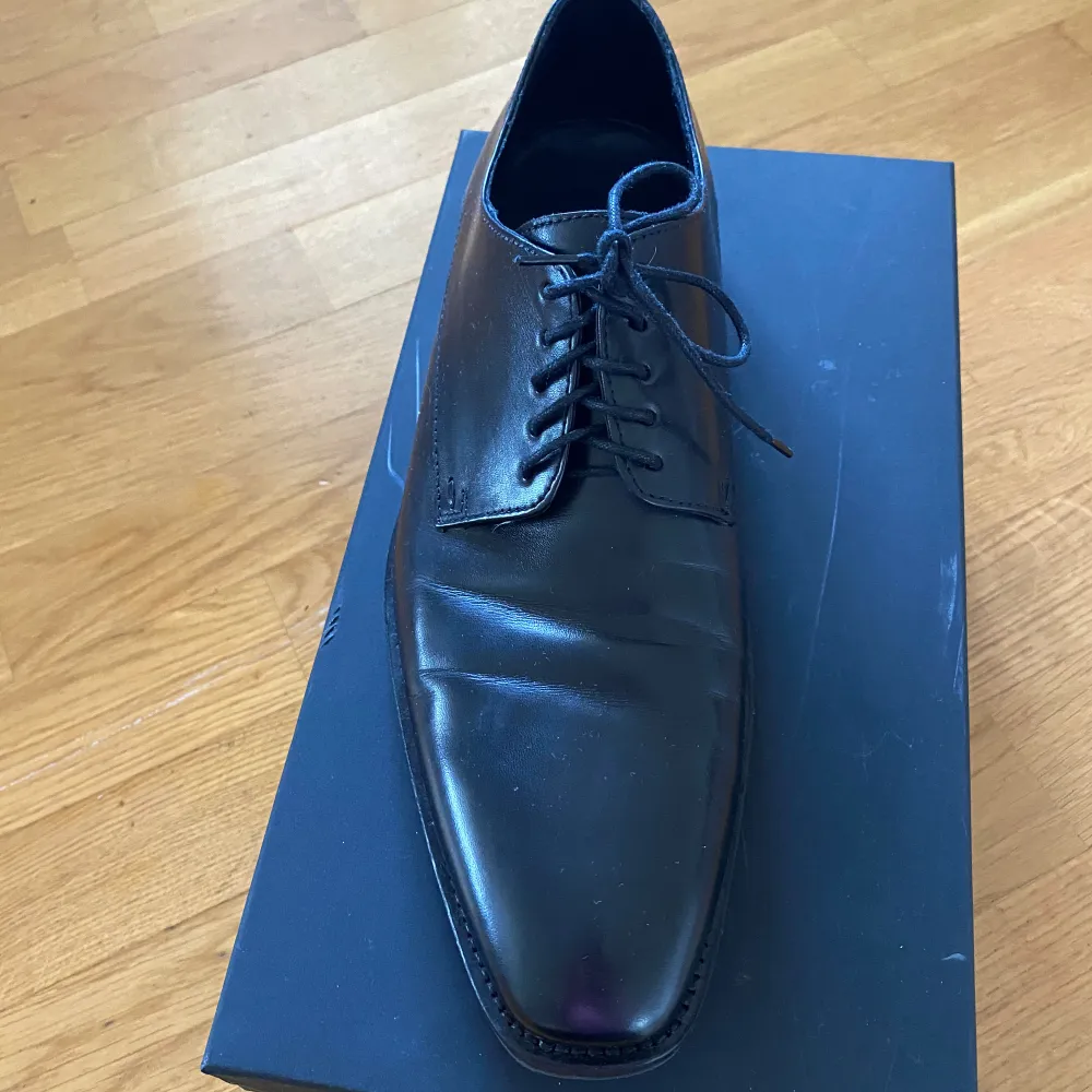 Snygga skor från Hugo Boss i fint skick. Stl 45, UK 10, US 11. Säljes pga för små. Nypris 2.695 kr.. Skor.
