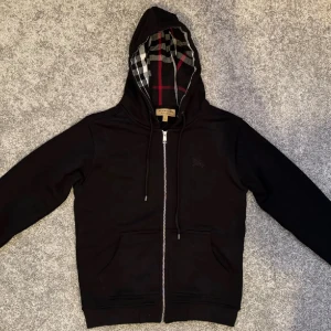 burberry kofta svart - Jättefin burberry kofta, är använd ett par gånger, taggsen är kvar, hör av er vid fler frågor Så klart att pris diskuteras vid smidig affär 