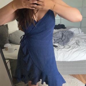 Klänning - Säljer denna söta sommarklänning, oanvänd med lappar kvar🫶🏼medium men passar både S och M