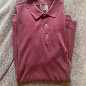 En snygg vinröd-lila skjort t-shirt i mjukt, luftigt och lent material från Hm. Nyskick. Perfekt till sommaren 