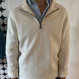 Half zip hoodie - Half zip stickad beige tröja från Massimo Dutti. Storlek M och är endast använd två gånger så den är i nyskick.
