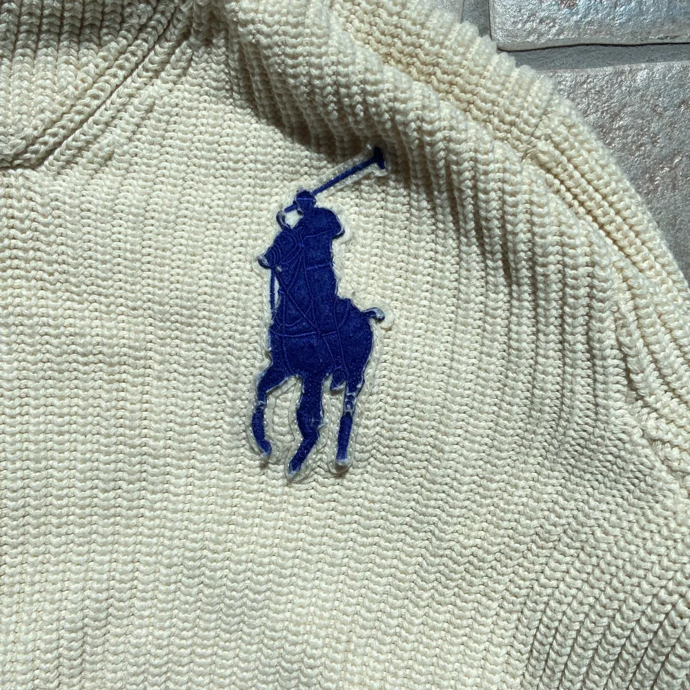 En stickad Ralph Lauren tröja i super bra skick och använd ett fåtal gånger. Tröjan är köpt för 1800kr och säljer den för 900kr. Storleken på tröjan är child-L vilket kan motsvara Adult-Xs.. Neuleet.