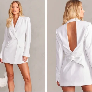 Vit blazer/klänning - Köpte denna till studenten men hade andra klänningar som jag valde att ha på mig! Aldrig använd, prislappen kvar. Nypris 500