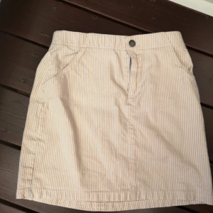 Kjol. Bommul  - Fint skick. Bommul. Vit o gul