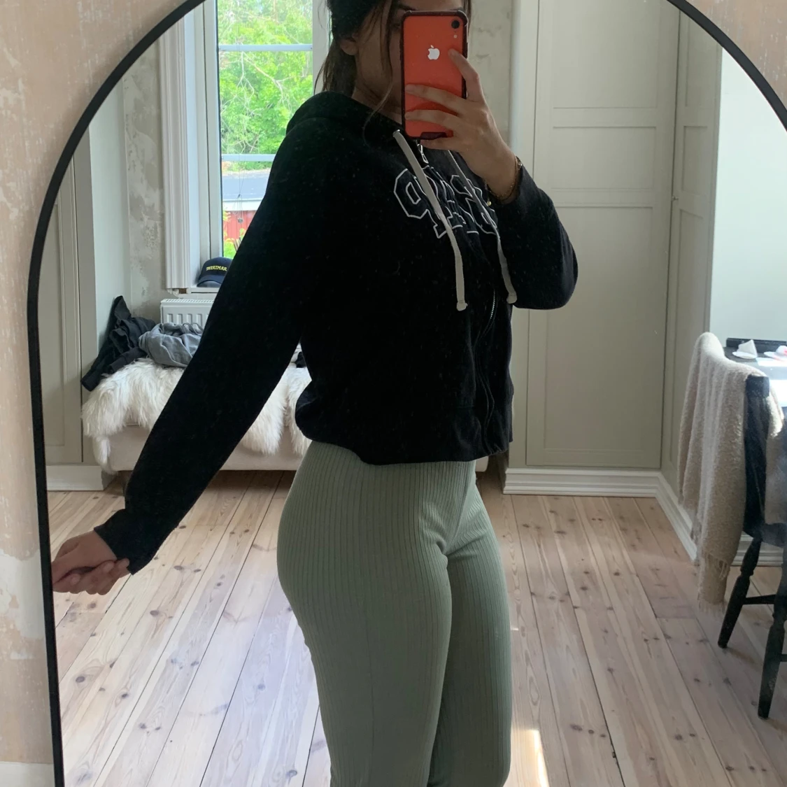 Black zip-up hoodie - 90