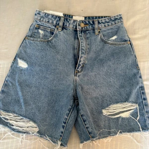 Jeansshorts med slitningar💞 - Säljer mina helt nya jeansshorts, Blå jeansshorts med slitningar från Abrand😊 nypris är 799kr, säljer då dom är för små för mig💓 pris går att diskutera🫶🫶